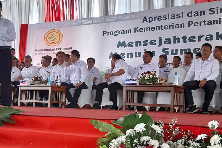 Menteri Pertanian Amran Sulaiman mengajak petani di Sumedang tidak ikut menyebar hoaks, di Induk Pusat Pemerintahan Sumedang, Jawa Barat, Rabu (27/3/2019). AAM AMINULLAH/KOMPAS.com