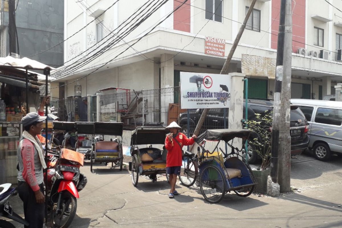 Selter becak di Jalan K dekat Pasar Teluk Gong, Pejagalan, Jakarta Utara, Senin (8/10/2018).