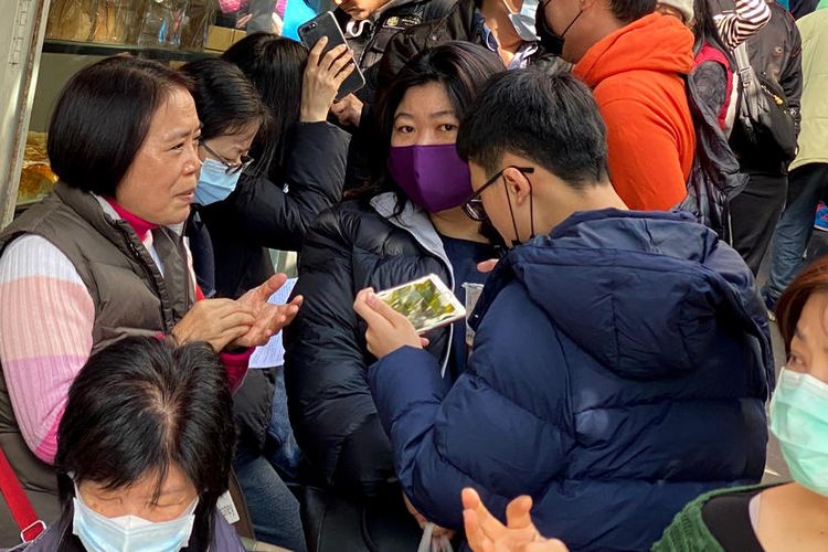 Antrean orang-orang yang hendak membel masker di sebuah apotik di Taipei, Taiwan, 6 Februari 2020.