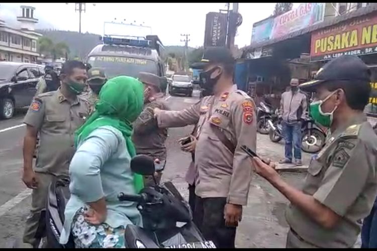 Suasana saat seorang perempuan di Aceh Tengah melawan petugas kepolisian dan Satpol PP dan WH.