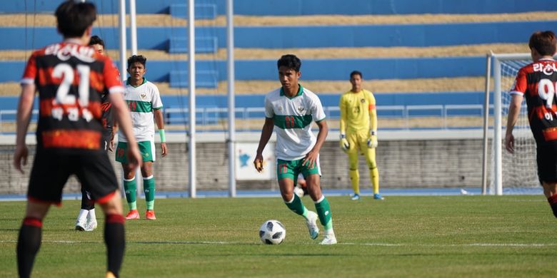 Marselino Ferdinan (tengah) saat memperkuat timnas U19 Indonesia dalam laga uji coba melawan Pohang Steelers di Stadion Gyeongsan, Daegu, Korea Selatan, Sabtu (9/4/2022).