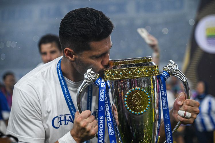 Momen bek Persib Bandung asal Brasil Julio Cesar cium trofi Super League 2025-2026 yang berhasil dimenangkannya, Sabtu (23/5/2026) di Stadion Gelora Bandung Lautan Api (GBLA). 