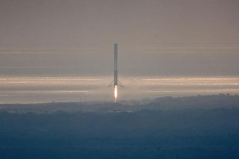 Roket SpaceX Meluncur dari Landasan Misi ke Bulan Neil Armstrong