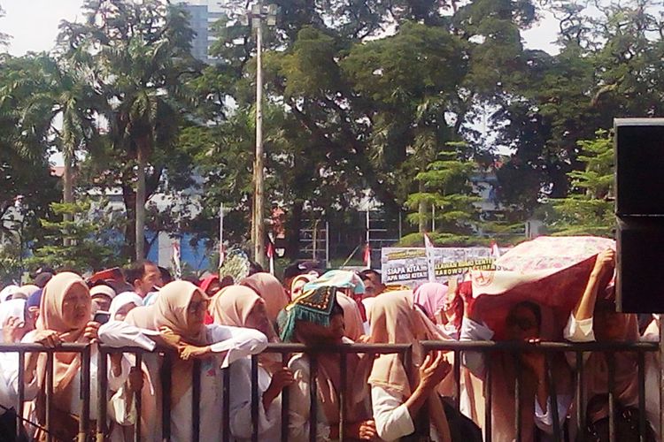 Para ibu-ibu kader Partai Gerindra rela berpanas-panasan untuk melihat Prabowo, Minggu (22/10/2017).
