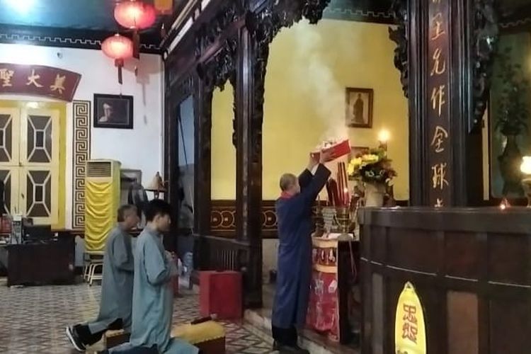 Klenteng Boen Bio di Jalan Kapasan, Surabaya, saat menggelar ibadah ritual Ci Suak menjelang Imlek 2025, Jumat (24/1/2025).