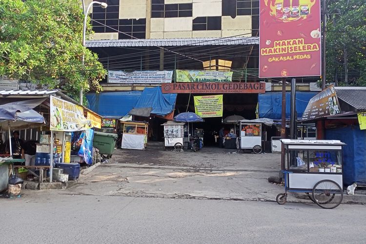 Para pedagang pakaian bekas impor di Pasar Cimol Gede Bage terpaksa tutup sementara jelang bulan suci ramadhan. Penutupan itu terpaksa dilakukan imbas dari larangan pemerintah ihwal perdagangan pakaian bekas impor.