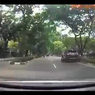 Nyaris Tabrakan, Pentingnya Cek Spion Saat Motor Masuk Jalan Utama