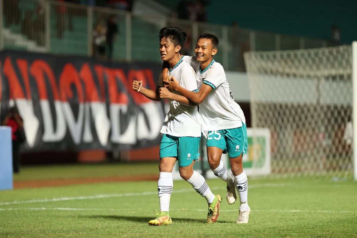 Duel timnas U16 Indonesia vs Singapura merupakan laga kedua Grup A Piala AFF U16 2022 yang berlangsung pada Rabu (3/8/2022). Timnas U16 Indonesia menguasai puncak klasemen Grup A Piala AFF U16 2022 setelah pesta gol 8-0 saat melawan Singapura.
