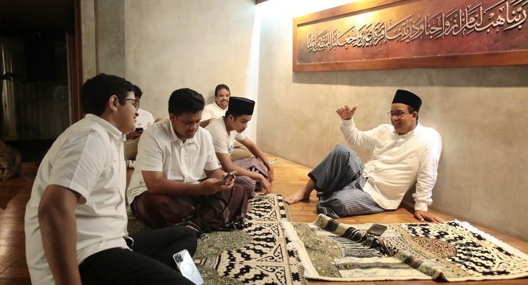 Jelang Pencoblosan, Anies Shalat Subuh Berjemaah bersama Keluarga