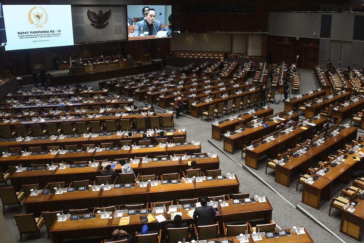 Sejumlah anggota DPR mengikuti Rapat Paripurna 10 Masa Persidangan II Tahun 2019-2020 di Kompleks Parlemen, Senayan, Jakarta, Kamis (6/2/2020). DPR mengesahkan Undang-Undang Perjanjian Perdagangan Bebas Indonesia-Australia Comprehensive Economic Partnership Agreement (IA-CEPA). ANTARA FOTO/Puspa Perwitasari/wsj.
