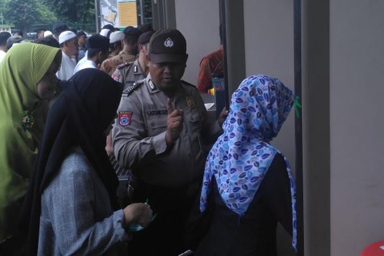 Warga menjalani pemeriksaan sebelum masuk ke Masjid Istiqlal, Jakarta, Kamis (2/3/2017).