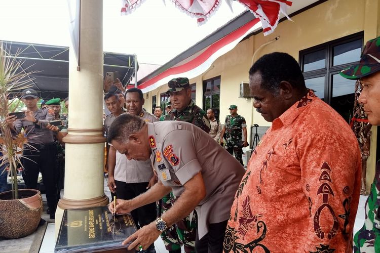 Kapolda Papua Irjen Polisi Paulus Waterpauw ketika menandatangi prasasti peresmian mako Polres Asmat, Sabtu (23/11/2019).