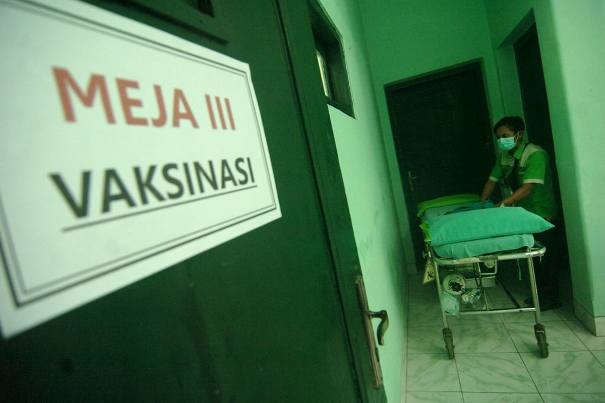 Petugas medis menata tempat tidur saat persiapan ruang vaksinasi COVID-19 di RSUD Kardinah, Tegal, Jawa Tengah, Selasa (12/1/2021). RSUD Kardinah akan menerima kedatangan vaksin COVID-19 dari Provinsi Jawa Tengah yang diperuntukkan bagi tenaga medis. ANTARA FOTO/Oky Lukmansyah/aww.