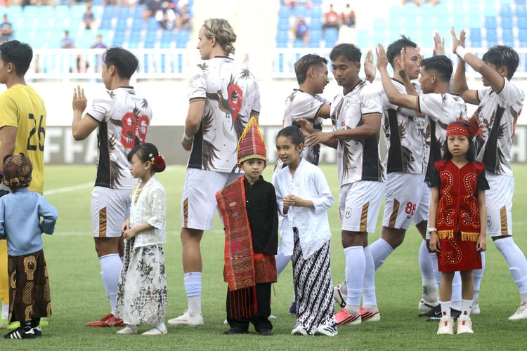 Semangat Nusantara di Kanjuruhan, RANS Libatkan Panpel dan Player Escort dengan Pakaian Adat