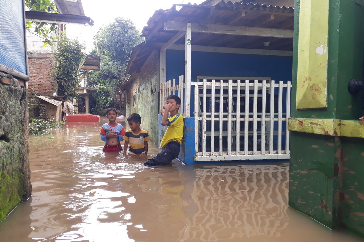 Banjir menggenang wilayah RW 05, Kelurahan Cawang, Kramat Jati, Jakarta Timur, Kamis (20/2/2020).