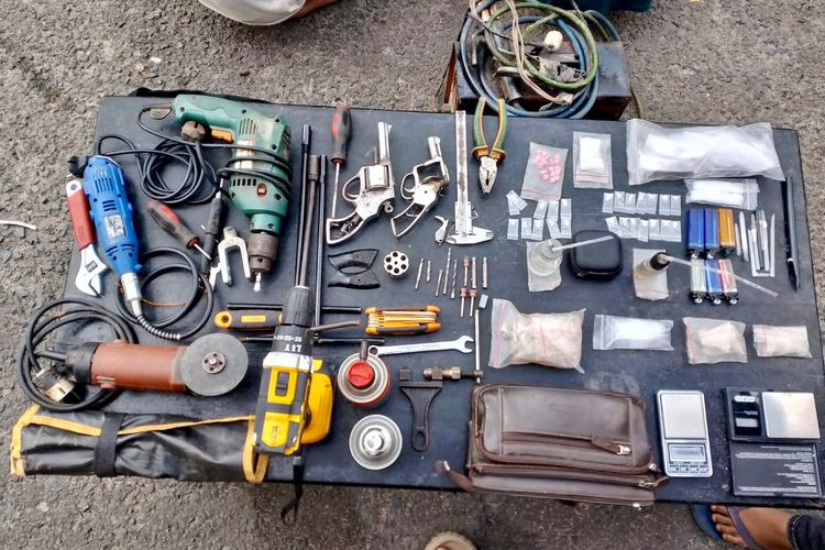 Gerebek Rumah Pembuat Senpi Rakitan di Way Kanan Lampung, Polisi Temukan Sabu dan Ekstasi