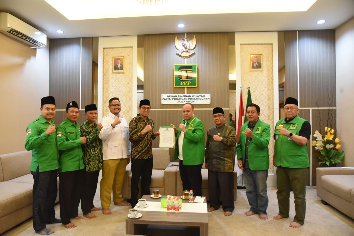 Sekretaris DPW PPP Jawa Timur, Habib Salim Quraisy, saat menyerahkan surat keputusan rekomendasi kepada pasangan Gus Ibin-Aushaf Fajr di Kantor DPW PPP Jawa Timur, Senin (29/7/2024). 