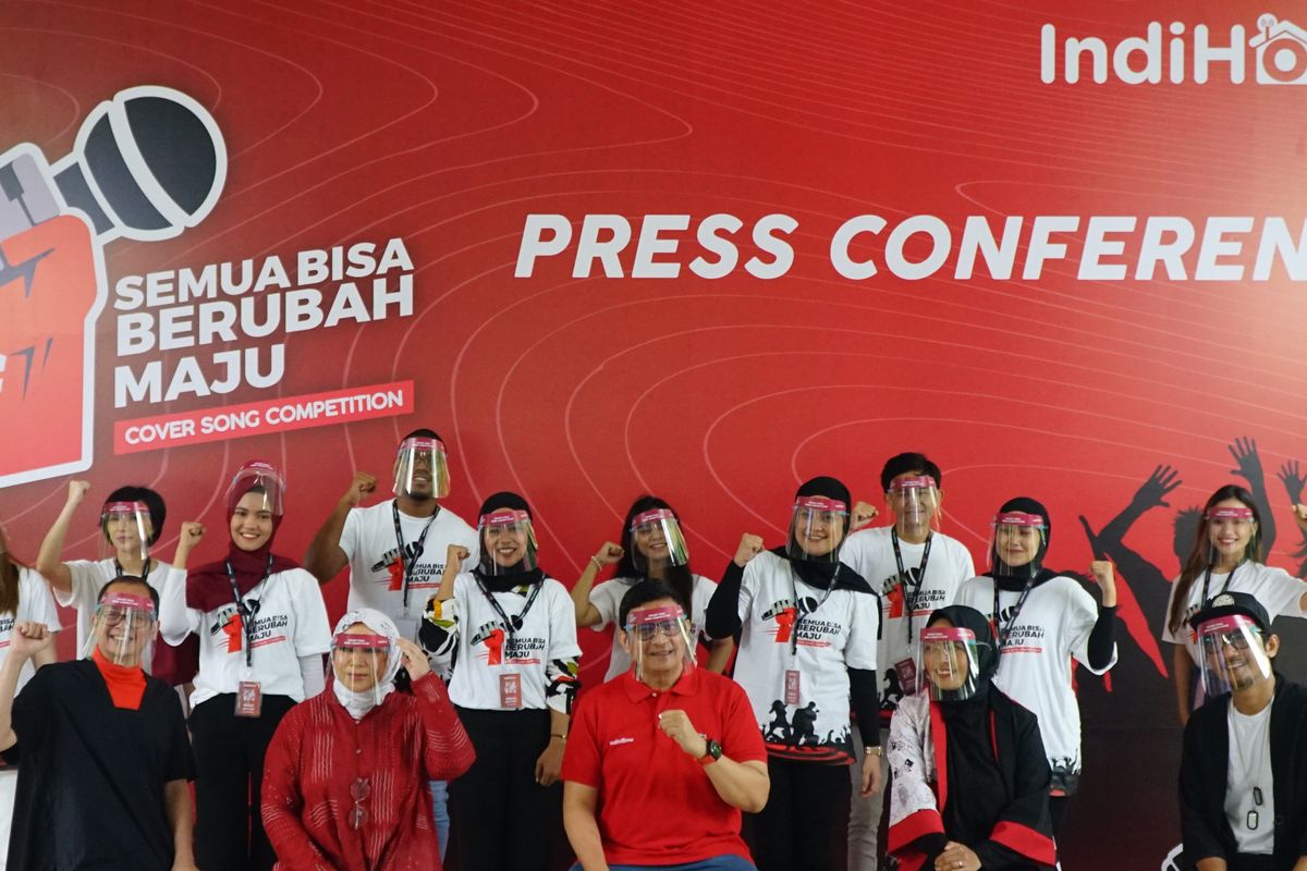 Vice President Marketing Management Telkom E. Kurniawan (tengah) bersama dewan juri yakni Ari Tulang (paling kiri), Melly Goeslaw (kedua dari kiri), Tantri Syalindri (kedua dari kanan) dan coach Sandy Canester (paling kanan) saat acara press conference Semua Bisa Berubah Maju Cover Song Competition IndiHome di Jakarta, Minggu (22/11/2020).