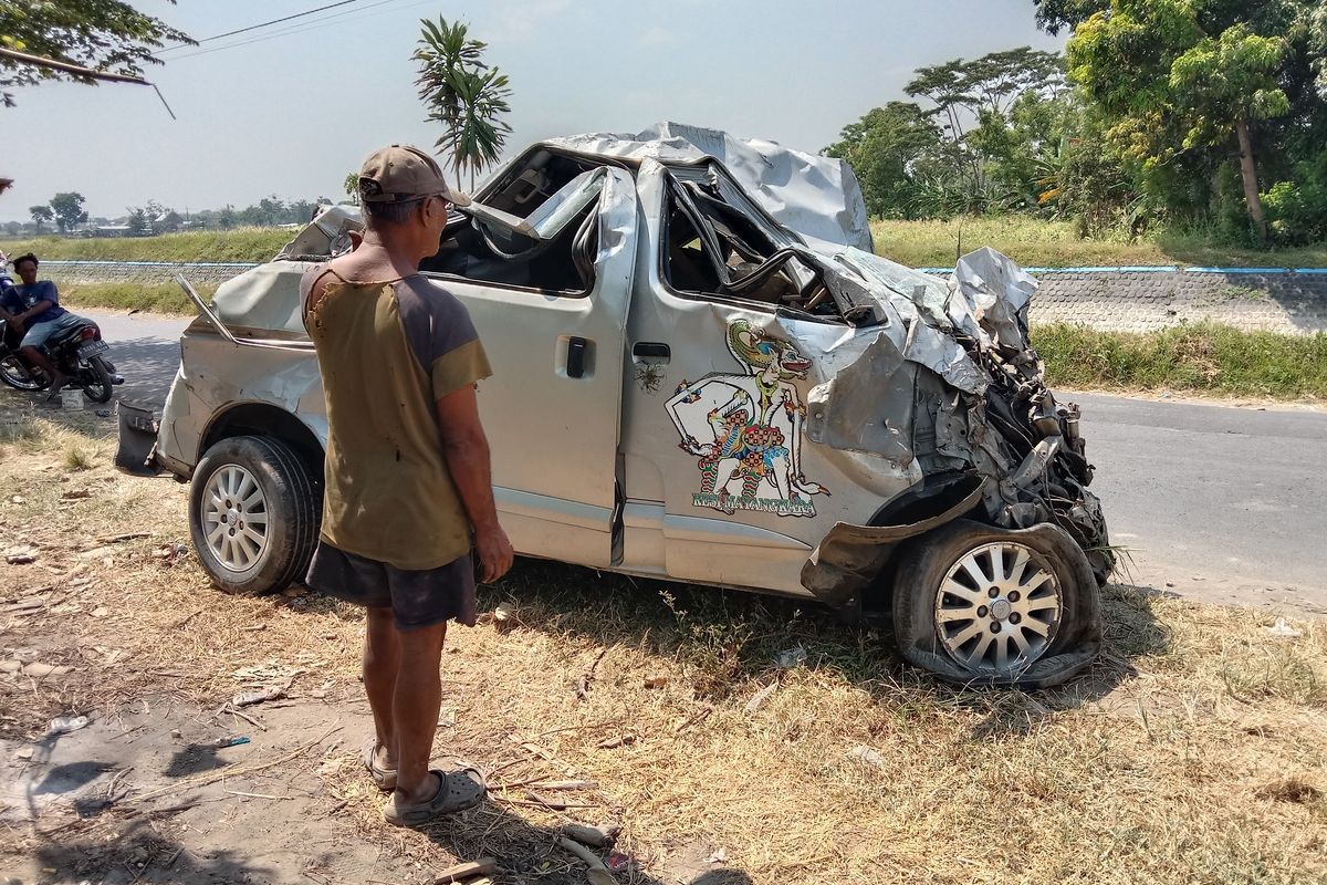 Kondisi kendaraan yang tertabrak kereta api perlintasan kereta tak berpalang di jalan Dusun Gondekan, Desa Jabon, Kecamatan Jombang, Kabupaten Jombang, Jawa Timur, Sabtu (29/7/2023) malam.