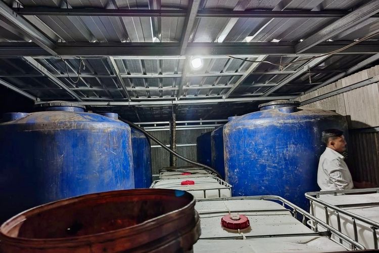 Tiga Gudang Penimbunan BBM Subsidi di Lampung Terbongkar, Puluhan Pekerja Digelandang Polisi