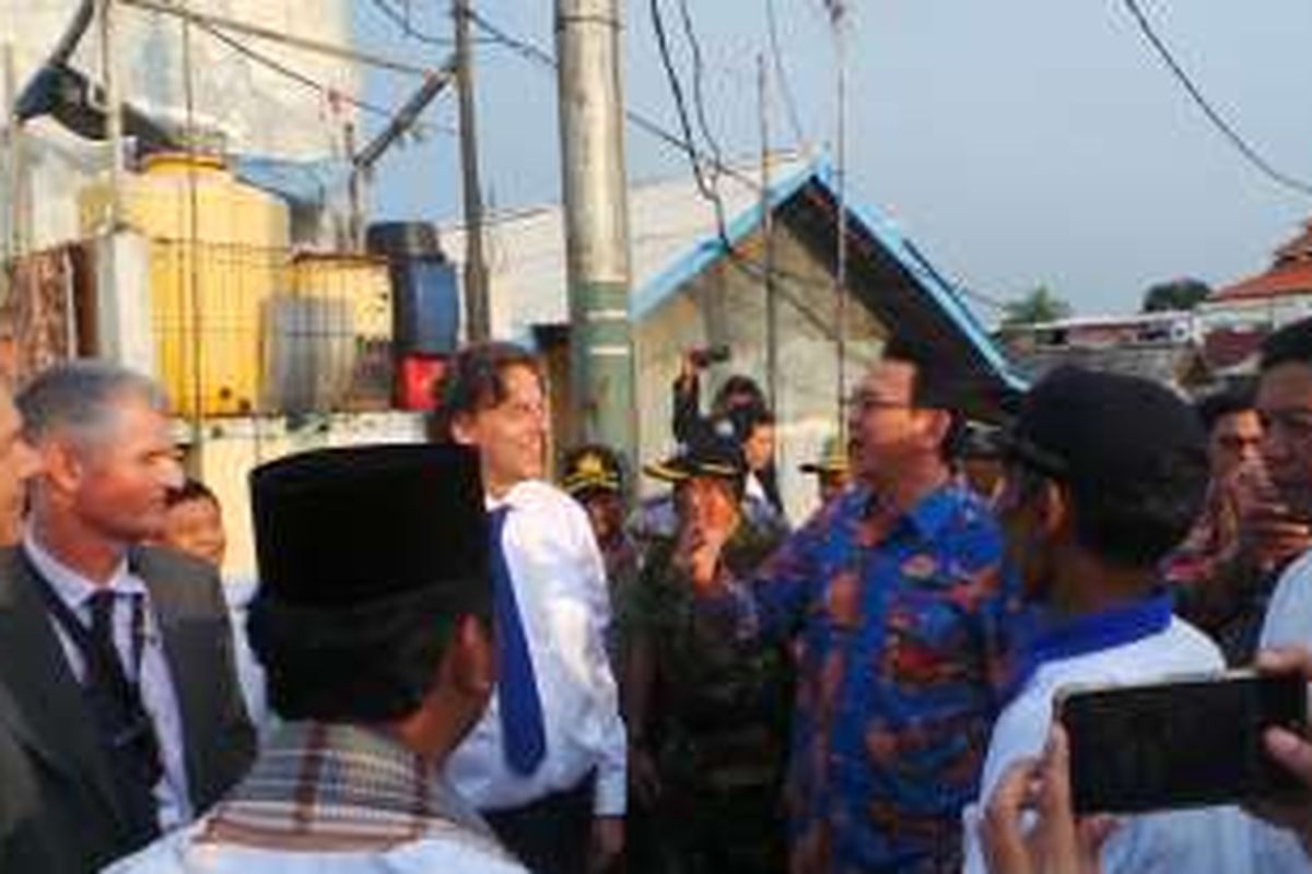 Gubernur DKI Jakarta Basuki Tjahaja Purnama dengan Menteri Luar Negeri Belanda Bert Koenders (pakai kemeja putih) saat berkeiling di Waduk Pluit, Kamis (24/3/2016). 