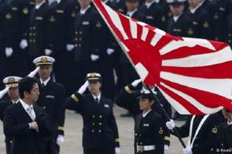 Perdana Menteri Shinzo Abe bersama militer Jepang.