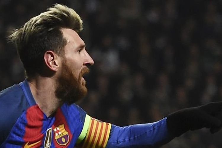 Penyerang FC Barcelona, Lionel Messi, merayakan gol ke gawang Celtic dalam laga Liga Champions di Celtic Park, Rabu (23/11/2016) waktu setempat.