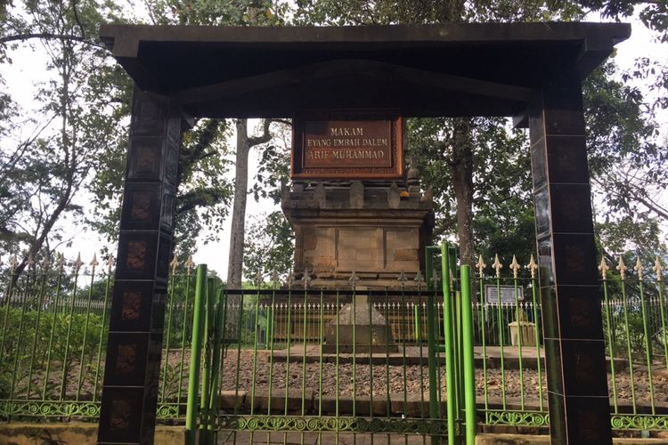 Makam Eyang Embah Dalem Arif Muhammad berada di kompleks Candi Cangkuang, di Desa Cangkuang, Kecamatan Leles, Kabupaten Garut, Jawa Barat, Sabtu (13/1/2018). 