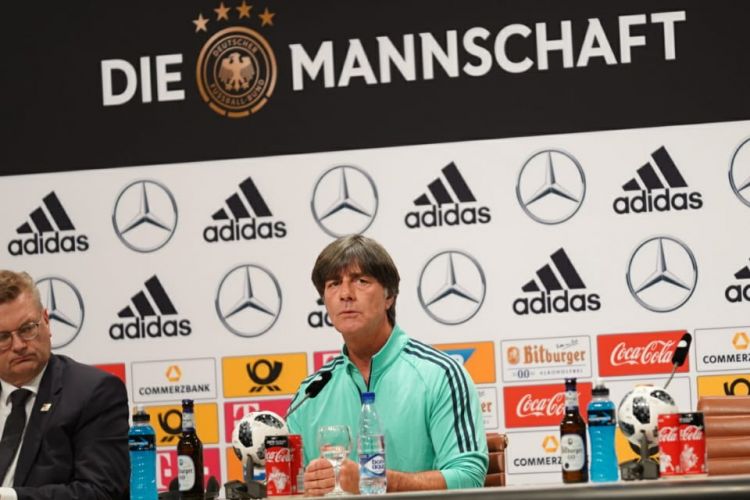 Pelatih timnas Jerman, Joachim Loew, mengadakan jumpa pers di markas latihan tim, Watutinki, 13 Juni 2018. 