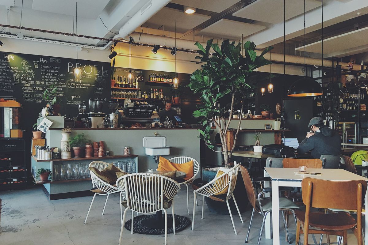 Ilustrasi suasana di kafe atau coffee shop. 