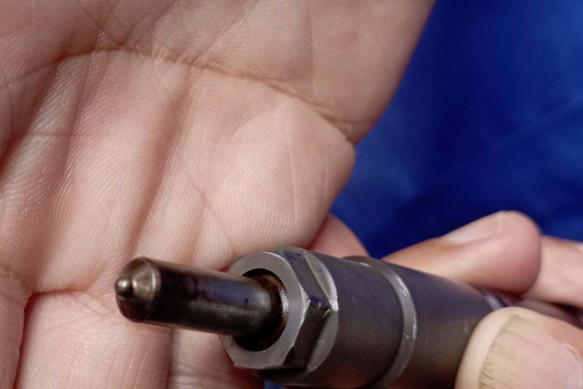 Lubang nozle Injektor mesin diesel sangat lembut, sehingga sering pampat bila kena solar kualitas rendah