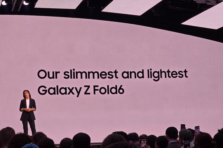 Annika Bizon, Brand and Channel Marketing Samsung, di atas panggung Galaxy Unpacked mengatakan bahwa Samsung Galaxy Z Fold 6 adalah ponsel lipat seri Fold yang paling tipis di antara yang lain. 