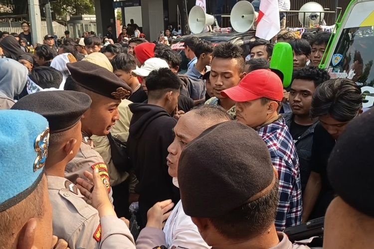 Massa Demo MBG Terobos Blokade Saat Menuju Kantor BGN, Sempat Saling Dorong dengan Polisi