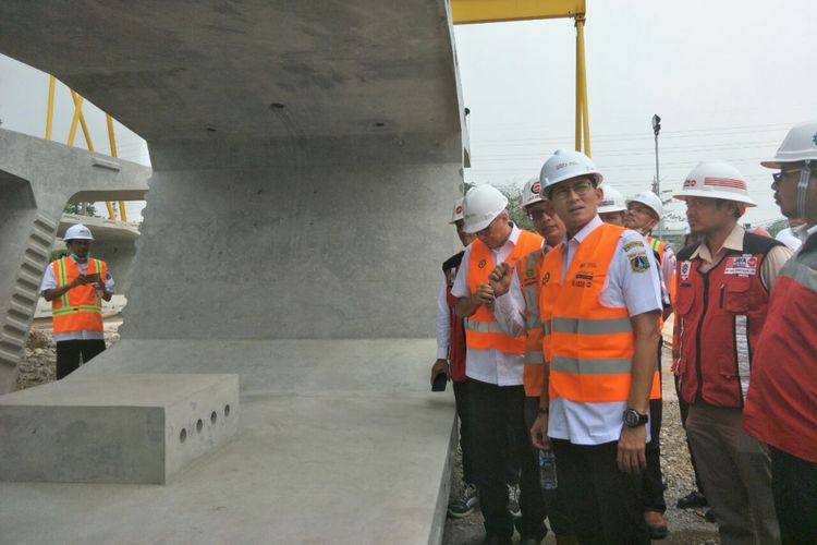 Wakil Gubernur DKI Jakarta Sandiaga Uno meninjau proyek tol dalam kota Semanan-Grogol-Pulogebang, Rabu (11/7/2018). 
