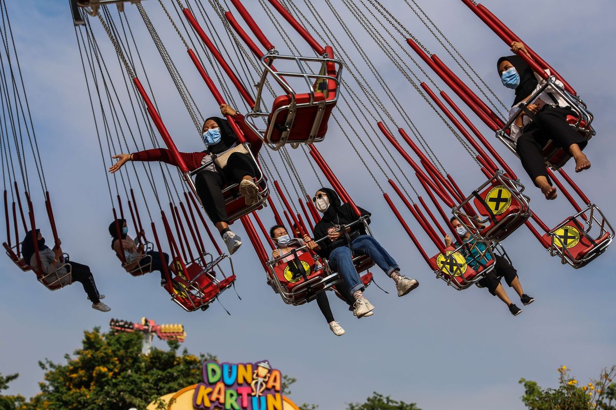 Pengunjung menaiki wahana di Dufan, Taman Impian Jaya Ancol, Jakarta Utara, Kamis (29/10/2020). Liburan panjang dimanfaatkan warga untuk berwisata ke tempat wisata pantai tersebut, jumlah pengunjung tercatat mencapai sekitar 22.000 pada pukul 15.00. Kuota pengunjung dibatasi 25 persen dari kapasitas maksimal atau 25.000 orang pada masa pembatasan sosial berskala besar (PSBB) transisi ini.