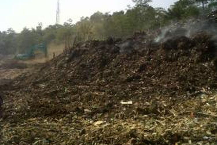 Sebuah eskavator tengah mengeruk tumpukan sampah yang terbakar di bantaran sungai Citarum Kampung Cipanji, Desa Cihampelas, Kecamatan Cihampelas, Kabupaten Bandung Barat, Jawa Barat, Rabu (9/9/2015).