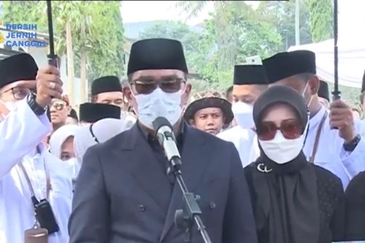 Ridwan Kamil saat memberikan keterangan kepada wartawan usai pemakaman, Senin (13/6/2022).
