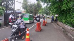 Cerita Warga Atur Lalu Lintas Jalan Kebon Pedes Bogor yang Longsor Sambil Cari Cuan