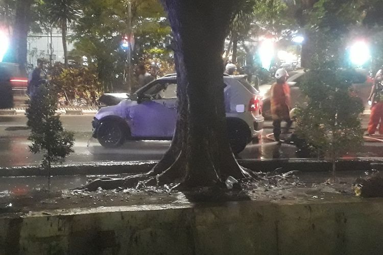 Mobil Suzuki Ignis yang terjun ke selokan di Jalan Raya Ahmad Yani Surabaya berhasil diangkat, Kamis (10/10/2019) malam.