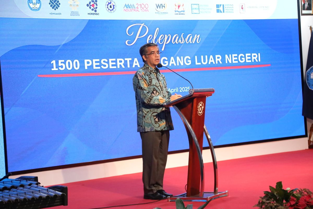Menteri Ketenagakerjaan Yassierli melepas 1.500 peserta magang ke luar negeri yang diselenggarakan oleh PT Megapolis Manunggal Industrial Development (MMID) di Kawasan Industri MM2100, Cikarang, Bekasi, Jawa Barat, Kamis (17/4/2025).