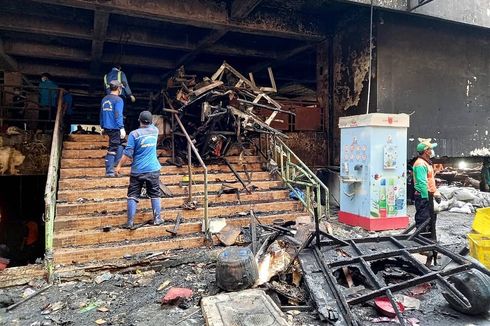 Petugas Bersihkan Sisa-sisa Kebakaran Pasar Minggu