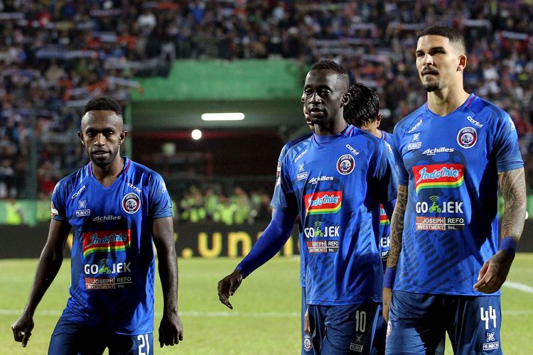 Pemain asing Arema FC, Arthur Cunha (kanan).