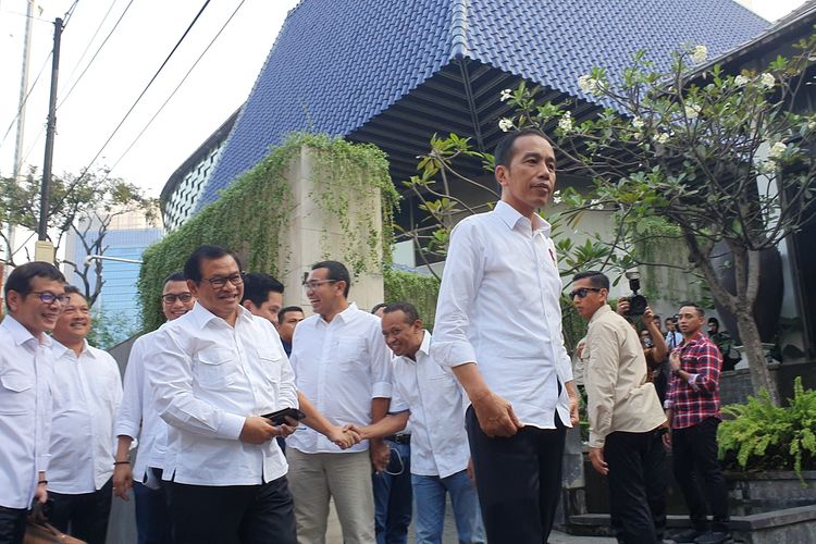 Presiden terpilih Joko Widodo tiba di acara pembubaran Tim Kampanye Nasional (TKN) di restoran Seribu Rasa, Menteng, Jakarta Pusat, Jumat (26/7/2019).