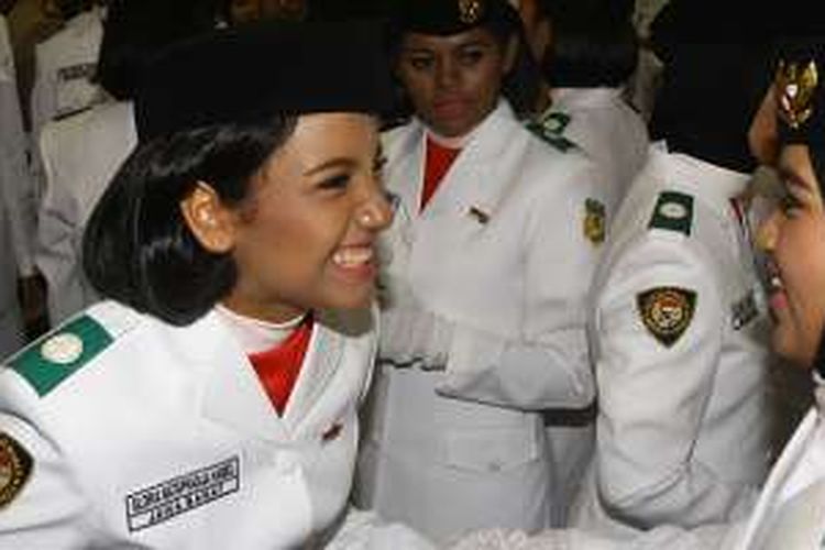 Gloria Natapradja Hamel usai bertugas dalam tim Bima yang bertugas menurunkan bendera pusaka di Istana Merdeka, Jakarta, Rabu (17/8/2016). Gloria akhirnya bergabung pada Paskibraka Istana dalam posisi penjaga gordon.