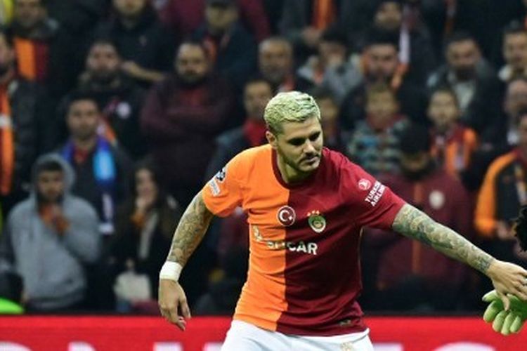 Penyerang Galatasaray, Mauro Icardi (kiri), menjabat tangan kiper Manchester United, Andre Onana, dalam laga kelima Grup A Liga Champions 2023-2024 yang digelar di Stadion Rams Park, Istanbul, pada Rabu (29/11/2023) malam waktu setempat. Terkini, hubungan Mauro Icardi dan Edin Dzeko memanas.