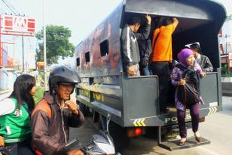 Salah satu mobil dalmas mengangkut para buruh dan pelajar yang terlantar di Jl Sukarno Hatta, Bergas, Kabupaten Semarang, Rabu (19/11/3014) pagi. 
