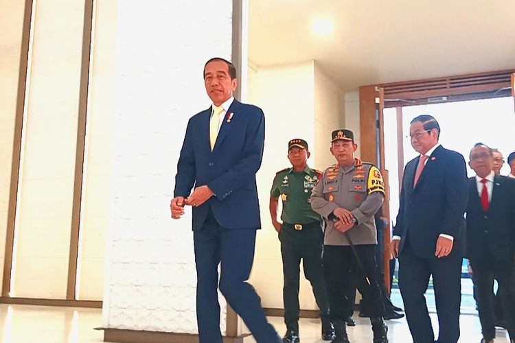 Presiden Joko Widodo tampak mengenakan dasi kuning saat akan bertolak menuju Tokyo, Jepang dari Lanud Halim Perdanakusuma, Jakarta, Sabtu (16/12/2023).