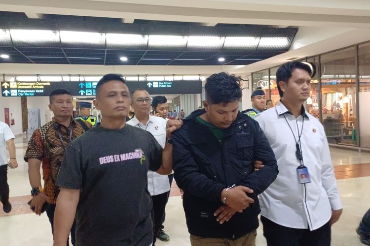 Sofyan (tengah) saat berjalan di Terminal 2 Bandara Soekarno-Hatta 