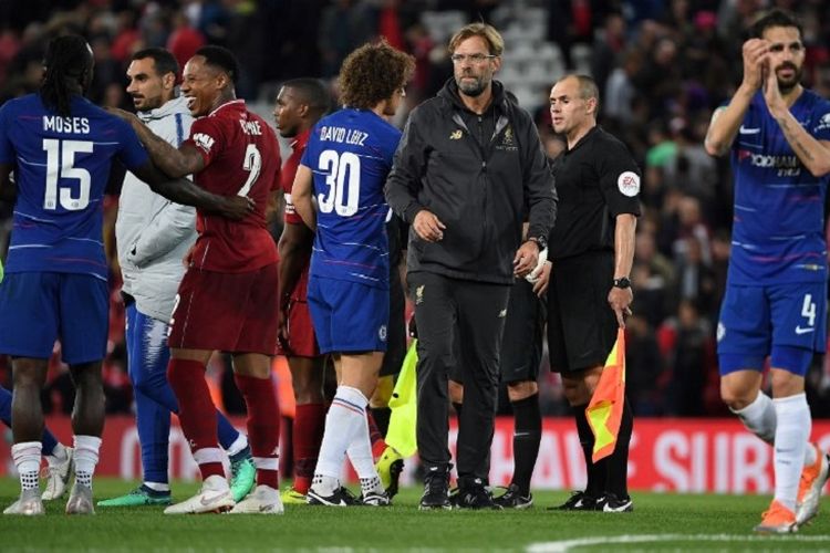 Manajer Liverpool, Juergen Klopp, menyelamati para pemain Chelsea yang menang 2-1 atas timnya pada pertandingan babak ketiga Piala Liga Inggris di Stadion Anfield, 26 September 2018. 