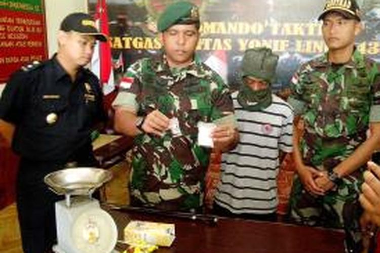 Komanda Satgas Pamtas Yonif Linud 433/ Julu Siri Letkol Inf Agustatius Sitepu  menunjukkan sabu sabu yang diselundupkan dalam kemasan susu cair dari Malaysia awal maret lalu.